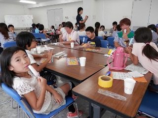 お宝のアイスを食べる子どもたちの写真