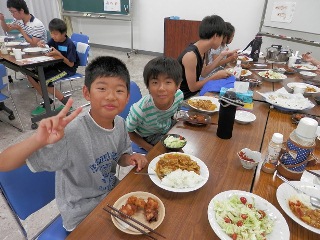 夕食を食べる子どもたちの写真