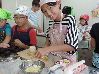 昼食を作る子どもたちの写真