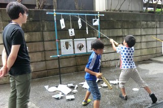 水鉄砲で的を狙う写真