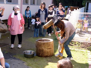 お母さんと一緒にもちつきに挑戦