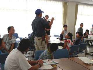 講師の石川さんが模型を使用して飛行機の説明をしている様子の写真