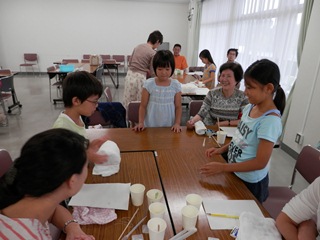 アイスを作る参加者の写真