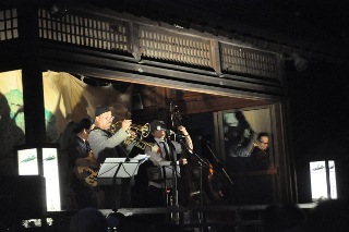 ジャズトランペット奏者・辰巳哲也さんのパフォーマンスの写真