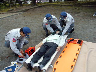 担架で運ぶ訓練も