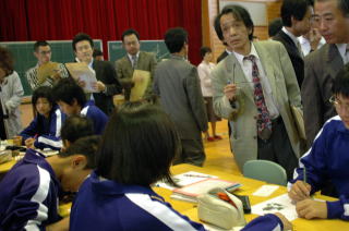 生徒たちに助言・指導を行う佐藤教授