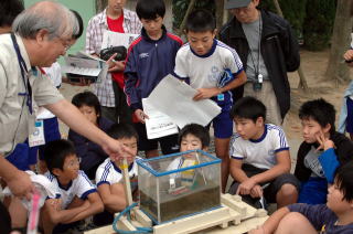 水槽を使って液状化現象を学ぶ