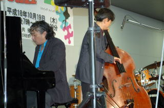 吉岡秀晃さん（ピアノ）、横山裕さん（ベース）