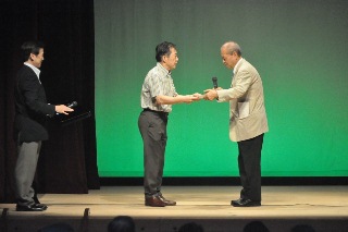 澤田隆治さんに井崎流山市長から感謝状が渡される写真