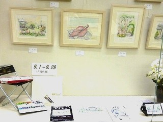 絵の具などの画材の展示の写真