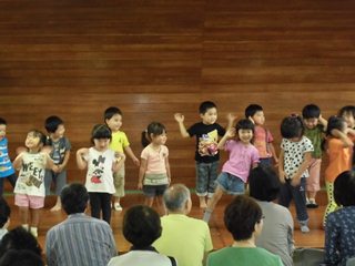 ダンスを披露する子どもたちの写真