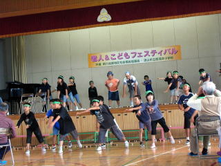 子どもたちが踊りを披露