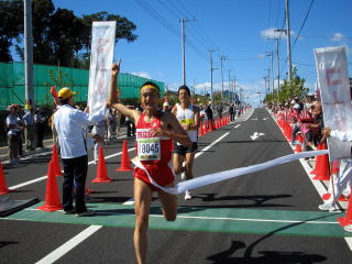 高校男子の1位でゴールした土田選手