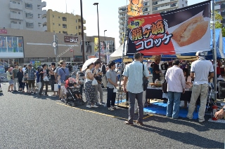 長蛇の列をつくる屋台の写真