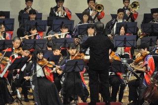 法被を着て演奏するSFS合奏団の写真