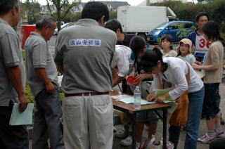 意気揚々と受け付けに並ぶ参加者達