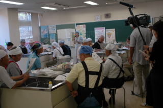 真剣に料理に取り組む男性の参加者たち