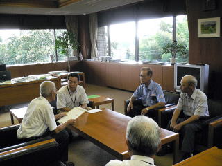 塩澤会長らが市長室を訪問