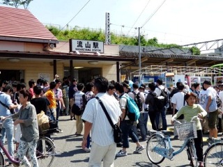 多くの人で賑わう流山駅の写真