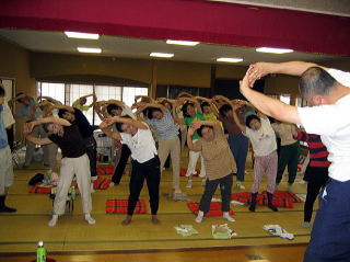 体を伸ばしストレッチ