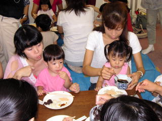 団子を丸めるお手伝い