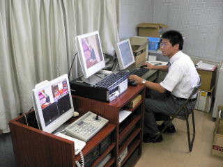 職員が操作をし、議会中継を配信