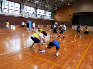 二人一組で組み合っている写真