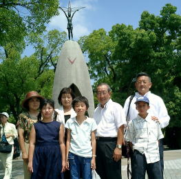 原爆の子の像の前で