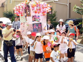 子どもたちの手づくりのみこし