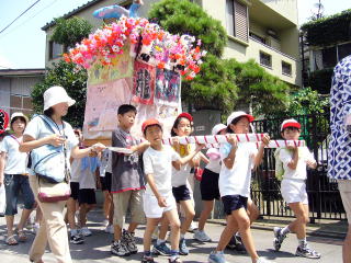 楽しそうにみこしを担ぐ子どもたち