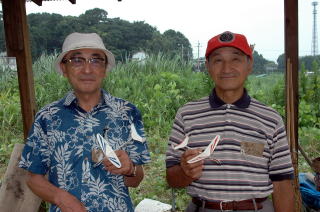 紙飛行機名人の長谷部さんと後藤さん