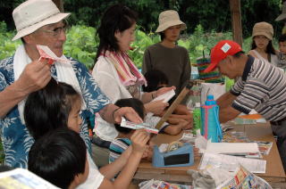 名人に作り方を教わる子どもたち