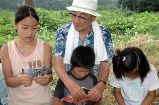 名人に作り方を教わる子どもたち