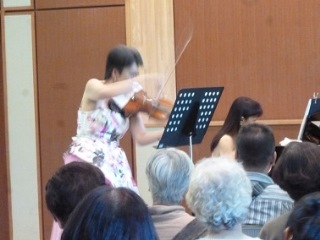 小高根眞理子さん（バイオリン）の演奏中の写真