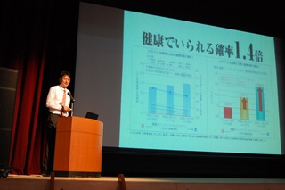 スライドを用いて講義をする講師の写真