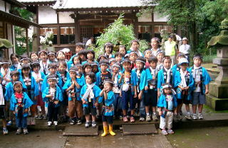 香取神社の前で集合写真