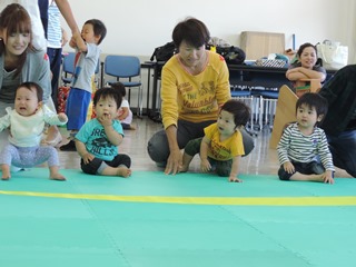 一生懸命ハイハイする子どもの写真