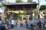 しめ縄が飾られた神社の写真