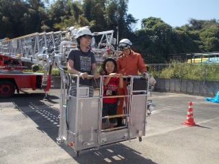 はしご車の体験乗車の様子の写真