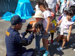 災害救助犬とふれあう子どもたちの写真