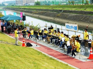 八木中学校吹奏楽部の演奏の写真