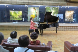 1人目のピアニストが演奏している写真