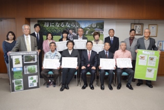 入賞者が集合している写真