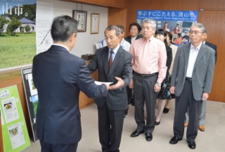 表彰を受けている写真