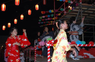 各地で納涼祭が行われています