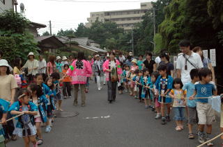 山車を引く子どもたち