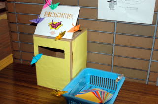 鶴を入れる箱と折り紙