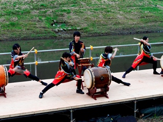 理科大生による和太鼓演奏の写真