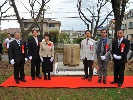 式典内で行われた手水石の除幕式の写真