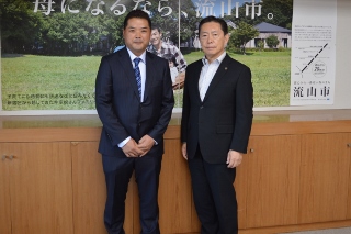 井崎市長と並ぶ上田さんの写真